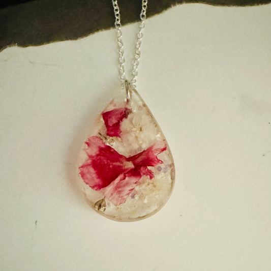 Teardrop pendant with preserved flowers